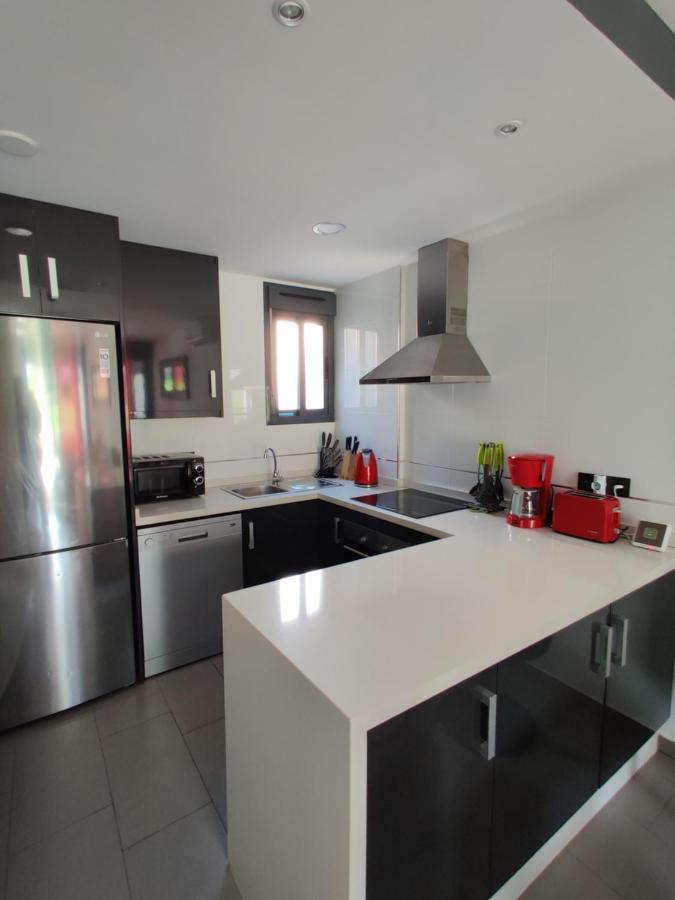 Oasis Beach Apartments لقنت المظهر الخارجي الصورة